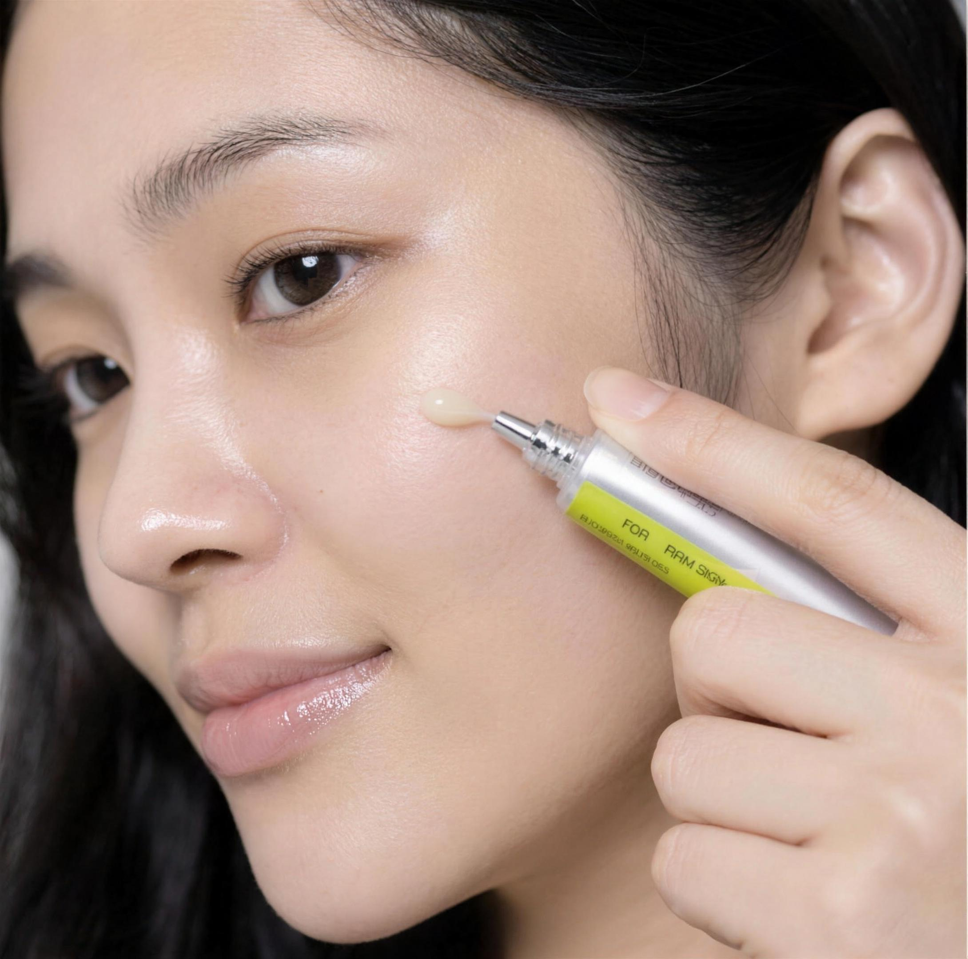 Retinol set in use
